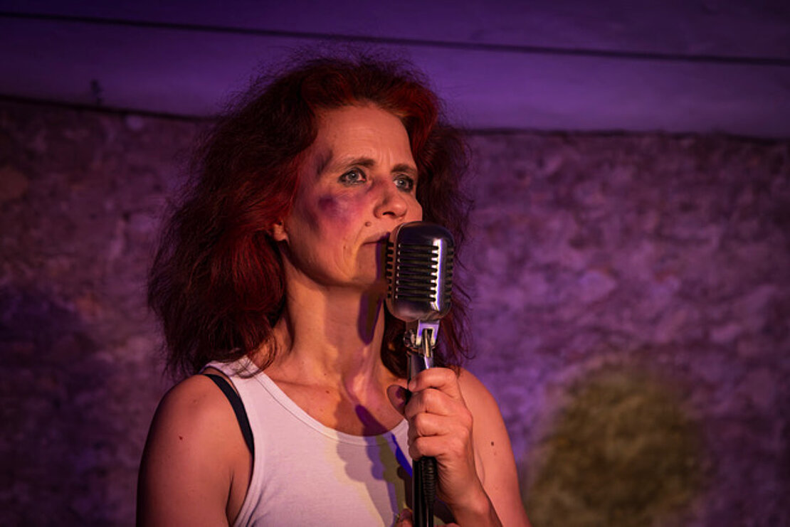 Plakatfoto_28-2023-10-26_ZT_DieFrauDieGegenTuerenRannte_0005