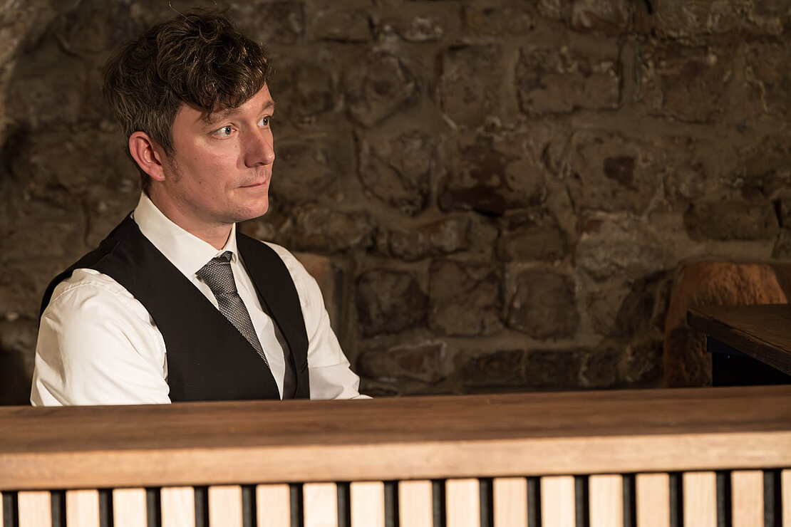 30-2023-10-26_ZT_DieFrauDieGegenTuerenRannte_0009